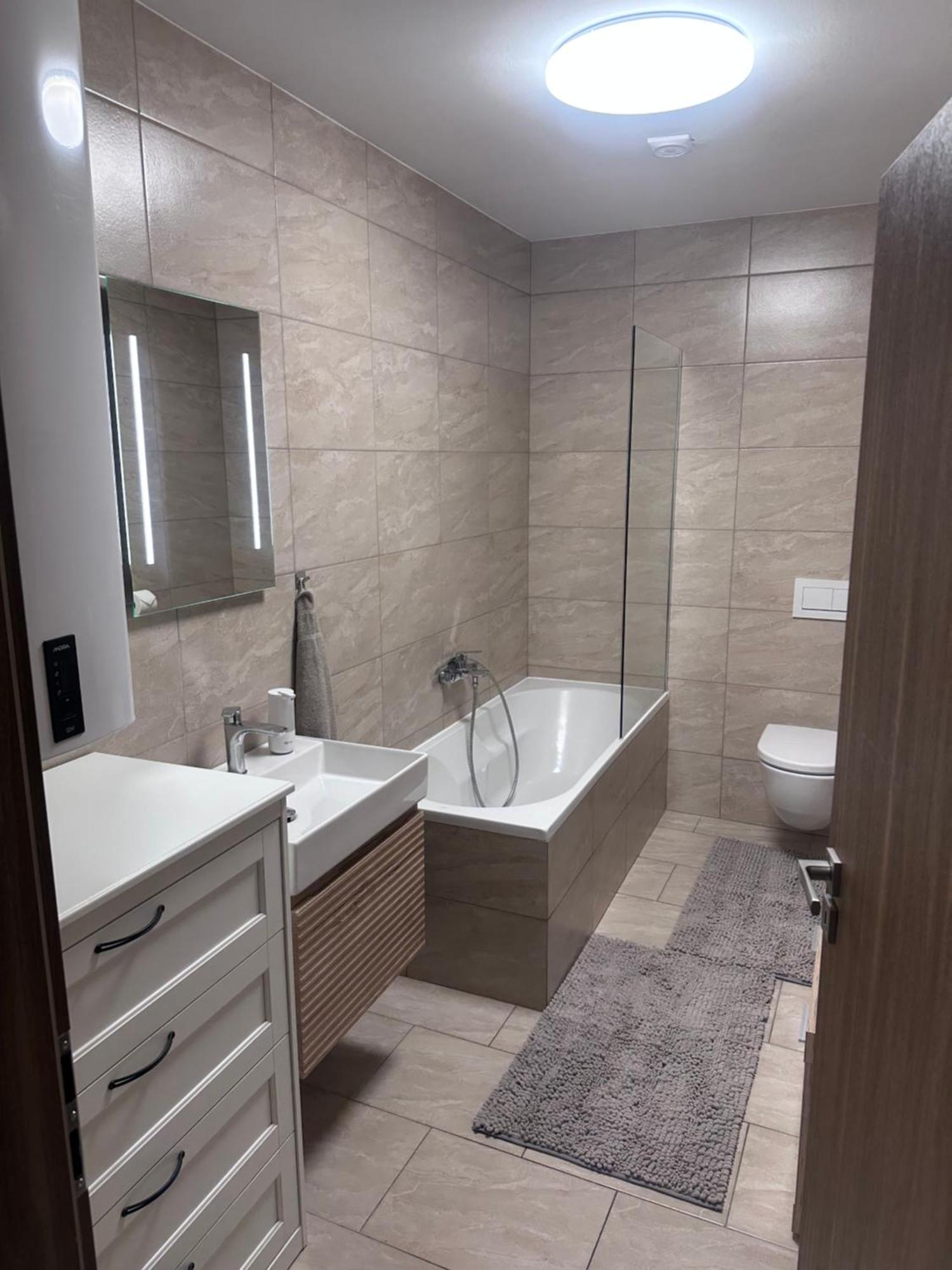 Leona Apartment *